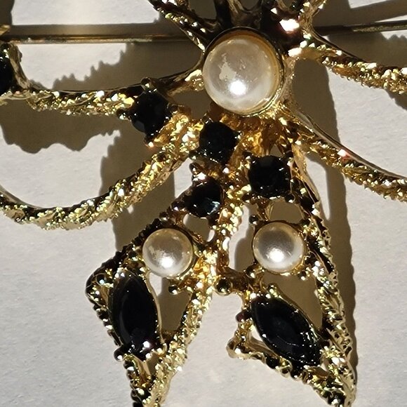 Vintage Gold-Tone Bow Brooch With Faux Pearls & Black Gems - Picture 4 of 4